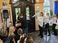 uczniowie wręczają upominki nauczycielom