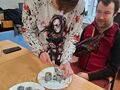 Chłopiec przygotowuje karmę dla ptaków przy stole
