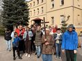 1.nauczyciele i uczniowie idą na drogę krzyżową