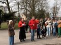 2.uczniowie i nauczyciele uczestniczą w drodze krzyżowej w parku