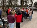 3.uczniowie i nauczyciele uczestniczą w drodze krzyżowej w parku