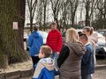 4.uczniowie i nauczyciele uczestniczą w drodze krzyżowej w parku