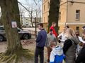 5.uczniowie i nauczyciele uczestniczą w drodze krzyżowej w parku