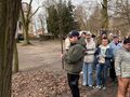 6.uczniowie i nauczyciele uczestniczą w drodze krzyżowej w parku