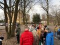 7.uczniowie i nauczyciele uczestniczą w drodze krzyżowej w parku