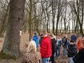 8.uczniowie i nauczyciele uczestniczą w drodze krzyżowej w parku