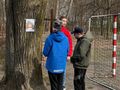 9.uczniowie i nauczyciele uczestniczą w drodze krzyżowej w parku