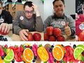 colage zdjęć chłopaków z klasy z owoczmi