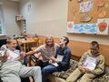 7. Nauczycielka pozuje z uczniami do wspólnego zdjęcia 