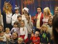 aktorzy dzieci i rodzice pozują do zdjęcia grupowego
