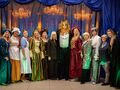aktorzy stoją do zdjęcia grupowego na scenie jeden obok drugiego w środku Pani Dyrektor