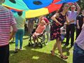 dzieci przebiegają pod chustą klanzy w parku