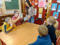 uczniowie losuja dla siebie niespodzianke od nauczyciel