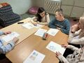 uczniowie wykonuja z nauczycielem zadanie sluchowe