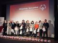 Grupowe zdjęcie wyróżnionych uczniów za osiągnięcia sportowe