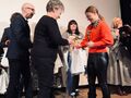 Uczennica odbiera nagrodę za swoje osiągnięcia