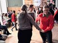 Uczennice tańczą na balu