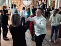 Uczeń tańczy podczas balu