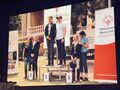 Zdjęcie podczas prezentacji uczniwie wraz z nauczycielami na podium