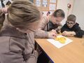 1. Uczniowie wbijają goździki w plastry pomarańczy 