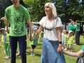 Pani Dyrektor tańczy razem z uczniami w parku