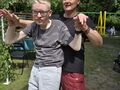 mama z synem tańczy w parku