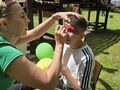 pani maluje twarz uczniowi