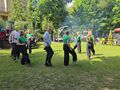zespół taneczny wykonuje wystep w parku