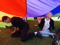 Uczennica i uczeń chowają się pod chustą animacyjną Klanza 