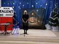 1. pani dyrektor wita przybyłych gości na jasełka stoi na scenie w sali wiejskiej w Konarzewie w tle napis mam talent do złego