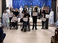 15 uczniowie i nauczyciele składają życznia podczas jasełek