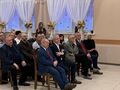 2. zaproszeni goście siedzą na sali i oglądają przedstawienie