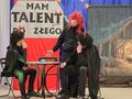 3.uczniowie występują na scenie w przebraniu diabłów w tle napis mam talent do złego