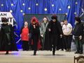 4.uczniowie występują na scenie tańczą