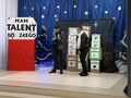 6.uczniowie podczas przedstawienia w tle napis mam talent do złego