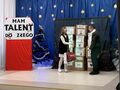 7.uczniowie podczas jednej ze scen jasełek stoją na scenie w tle napis mam talent do złego