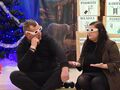 8 występ uczniów i nauczycieli podczas jasełek siedzą na scenie