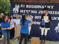 zdjęcie zawodników na podium liwia otrzymuje medal