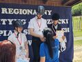 zdjęcie zawodników na podium olek otrzymuje medal
