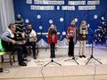 13. uczestnicy konkursu wykonują utwór na scenie w tle napis XVII Międzyszkolny Konkurs Kolęd Pastorałek i Pieśni Zimowych