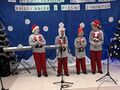 4. uczestnicy konkursu wykonują utwór na scenie w tle napis XVII Międzyszkolny Konkurs Kolęd Pastorałek i Pieśni Zimowych
