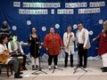 5. uczestnicy konkursu wykonują utwór na scenie w tle napis XVII Międzyszkolny Konkurs Kolęd Pastorałek i Pieśni Zimowych