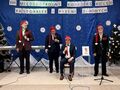 6. uczestnicy konkursu wykonują utwór na scenie w tle napis XVII Międzyszkolny Konkurs Kolęd Pastorałek i Pieśni Zimowych