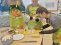 Zawodnicy konkursu kulinarnego przygotowują kanapki 