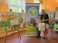 laureat konkursu z opiekunem pozują do zdjęcia przy banerze z napisem powiat krotoszyński