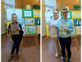 laureaci pozują do zdjęć z dyplomami