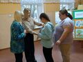 wreczenie dyplomów przez panią dyrektor laureatom