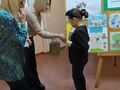 wreczenie dyplomów przez panią dyrektor laureatom 3