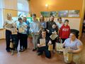 wszyscy laureaci pozują do zdjęcia z dyplomami i nagrodami