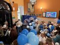 uczniowie przebrani za świetych tańczą w holu ośrodka